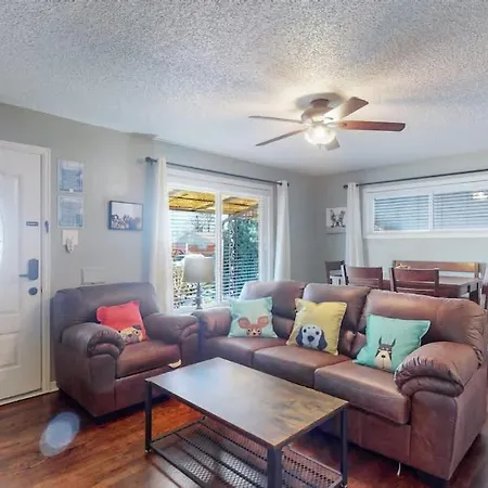 Spacious Family Home With King Beds And Big Yard